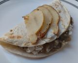 Foto del paso 7 de la receta: Tortilla🍆🧀 rellena🌯 de berenjena tatemada, cebolla🌰, queso🍐 y pera🥙🫓🧀