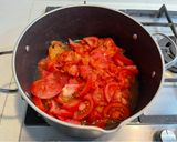 Foto del paso 1 de la receta: Crema de tomates con maní y suero de kéfir