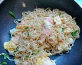 รูปขั้นตอนการทำที่ 3 ของ มาม่าพุงแซลมอนผัดไข่
