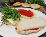 Foto del paso 3 de la receta: Molletes con queso de oveja, rúcula, mermelada de pimiento y semillas