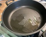 Une image de l'étape 6 de Nouilles aux crevettes et champignons au gingembre et curry.