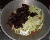 Foto langkah ke 2 dari resep Tumis Jamur Kuping Labu Siem Toge.