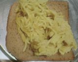 A picture of step 2 of Noodles toast.
