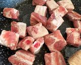 Foto del paso 1 de la receta: Costillejas de cerdo con pimiento, berenjena y tomate frito
