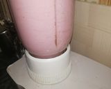 A picture of step 4 of Strawberry Shake 🍓.