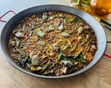 Foto del paso 6 de la receta: Paella de calamar con alcachofas, ajos tiernos y trigueros 🦑 🥘