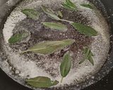 Foto del paso 1 de la receta Espaguetis con mantequilla a la salvia y setas