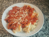 Ñoquis caseros con tomate y carne con queso parmesano