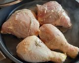 Foto del paso 3 de la receta: Pollo dorado en salsa de limón dulce en sartén Essen Nuit