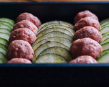 Foto del paso 3 de la receta: Albóndigas con verduras al horno y salsa de queso con romero