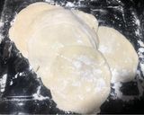 Hình bước làm 2 của món Bánh nướng với Chorizo, phô mai nấm Truffle và Mozzarella