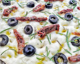 Foto del paso 2 de la receta: Focaccia de tomate seco, aceitunas negras y romero