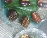A picture of step 1 of Dates pan chocolates.
