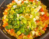 Foto del paso 2 de la receta: Risotto de verduras y pesto de ajos silvestres o ajos de los osos