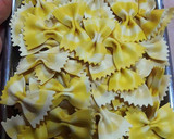 Foto del paso 8 de la receta: Farfalle de limón y cúrcuma en salsa de chocolate blanco y frutos secos