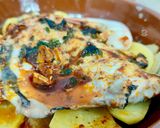 Foto del paso 6 de la receta Dorada al horno con gambones, patata y cebolla