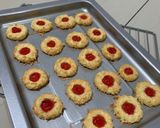 Foto langkah ke 6 dari resep Cheesy Strawberry Thumprint (easy peasy!).