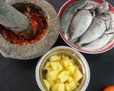 Foto langkah ke 2 dari resep Fried fish with sambal potato.
