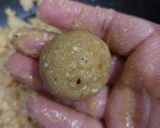 तिल गुड़ और मावे के लड्डू (til gur aur mewe ke ladoo recipe in Hindi) रेसिपी चरण 4 फोटो