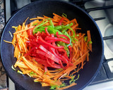 Foto del paso 3 de la receta: Camarones con vegetales salteados al wok. #paraprincipiantes