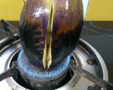 A picture of step 1 of Baingan da Bharta.