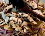 Foto del paso 2 de la receta: Cazuelita Gratinada de Espinaca, Champiñones y Queso con Huevo al Horno 🥚🧀🍄