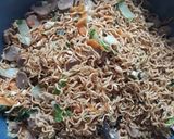 Foto langkah ke 5 dari resep Mi goreng bakso.