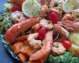 صورة لخطوة 1 من وصفة طبق الخضر بالسلمون و الجمبري 🦐