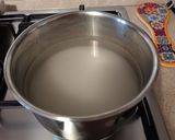 Foto del passaggio 1 della ricetta Liquore alla liquirizia fatto in casa