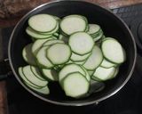 Foto del paso 2 de la receta: Empanada diferente con calabacín y queso de cabra🥒🧀