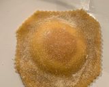 รูปขั้นตอนการทำที่ 2 ของ ราวีโอลี่ลาวา ไส้ชีสริค๊อตต้า (Ravioli Egg Yolk with Ricotta)