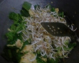 Foto langkah ke 6 dari resep Kwetiau goreng.