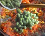 Foto del paso 1 de la receta: Arroz con surtido de mariscos en conserva tipo paella 🥘