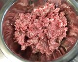 Une image de l'étape 1 de Galettes de porc épicées aux fanes de radis, herbes et tomate.