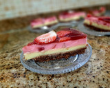 Foto del paso 4 de la receta: Tarta de 2 flanes sabor fresa y vainilla
