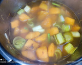 Foto del paso 3 de la receta: Crema de calabaza con puerro y ajos tiernos