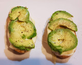 Foto del paso 3 de la receta: Montaditos de queso fundido y aguacate