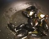 A picture of step 2 of Spaghetti with mussels and fresh tomatoes.