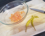 Foto del paso 1 de la receta: Patatas asadas rellenas con salmón ahumado, encurtidos y eneldo