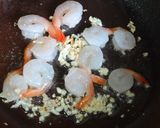 รูปขั้นตอนการทำที่ 1 ของ ก๋วยเตี๋ยวผัดกุ้งซอสกระเทียม
