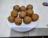 A picture of step 7 of Sattu laddu.