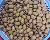 صورة لخطوة 2 من وصفة زيتون أخضر محشي
