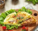 Foto langkah ke 4 dari resep Tortilla Cheesy Egg Sandwich.