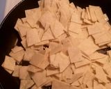 Foto del paso 3 de la receta: Chilaquiles rojos de Huevo/ almuerzo