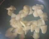 Foto del paso 2 de la receta Empanada de morcilla, pera y piñones
