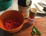 Foto del passaggio 2 della ricetta Gamberi con guacamole, datterini, mango e cipolla rossa di Tropea in agrodolce