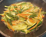 Foto del paso 5 de la receta: Noodles de arroz con brochetas de Pollo y Verduras