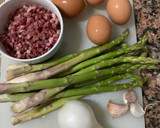 Foto del paso 1 de la receta: Tortilla de espárragos trigueros con jamón
