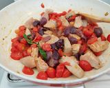 Foto del passaggio 1 della ricetta Spaghetti al tonno rosso, pistacchi e olive nere