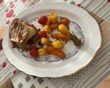 Foto del paso 10 de la receta: Escalopas de lomo con pimientos, queso y guarnición de verdura confitada